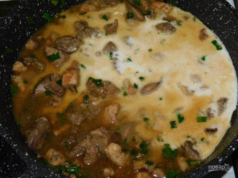 Доведите мясо в соусе до кипения и снимите с огня.
