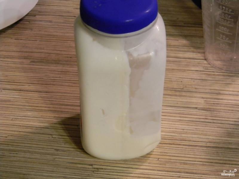 Перед приготовлением коктейля молоко необходимо предварительно подморозить. Это можно сделать в пластиковой бутылке или в контейнере. Налейте молоко в выбранную емкость и поставьте в морозилку. Периодически проверяйте состояние жидкости. 