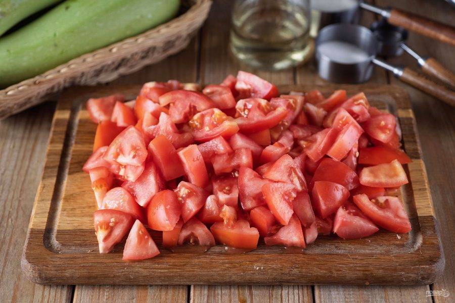 Помидоры нарежьте небольшими кубиками.