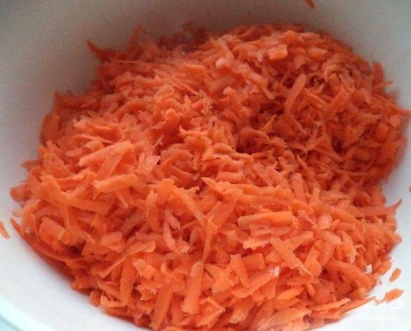 Морковь очистим, помоем и натрем на крупной терке.
