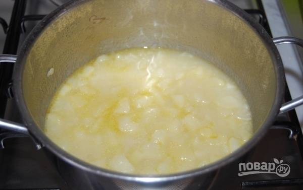 Накройте кастрюлю крышкой и варите 20 минут, пока картофель не начнет разваливаться. Если необходимо, добавьте немного теплой воды. Взбейте суп с помощью погружного блендера, приправьте солью, черным перцем и отставьте пока в сторону.