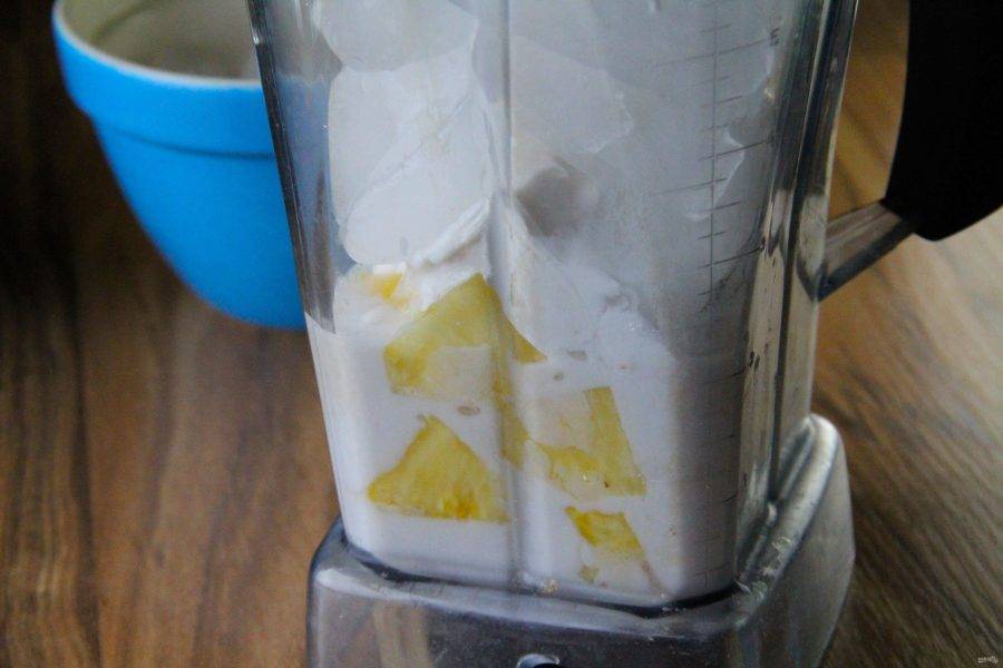 Переложите ананас в чашу миксера и отправьте туда остальные ингредиенты. По желанию добавьте лед. Хорошенько взбейте, чтобы масса была однородной.