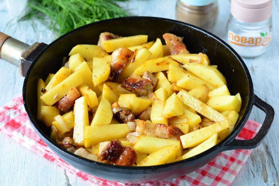 Обжаривайте картошку с грудинкой 15 минут, помешивая. Посолите картошку по вкусу.