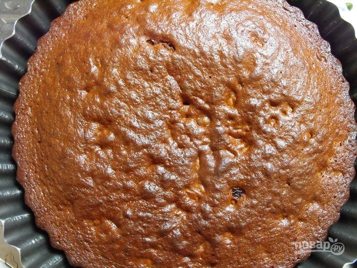 6.	Достаньте пирог из духовки и не вынимайте из формы.