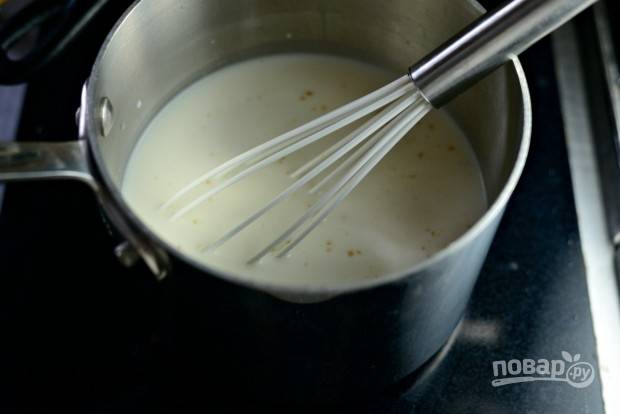 7. Теперь доведите до кипения молоко с бульоном. Потом всыпьте в жидкость крупу.