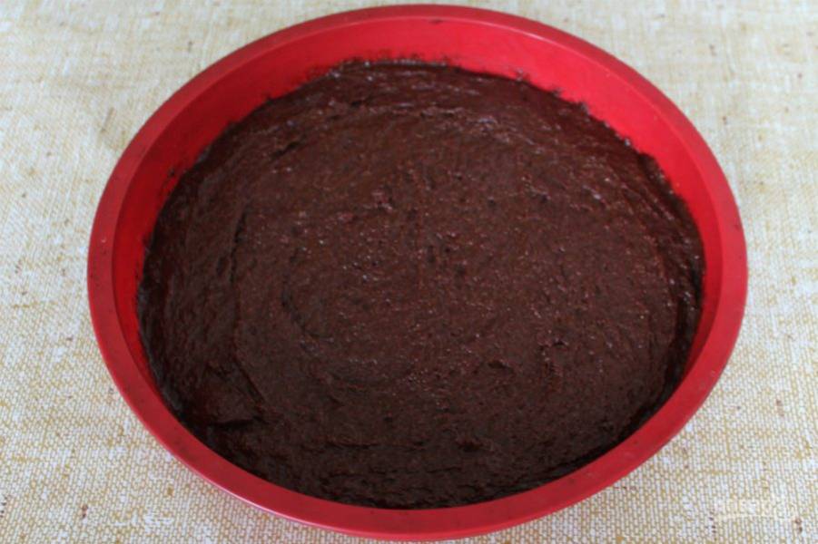 Так же выпекаем шоколадный корж.  Готовые коржи остужаем и разрезаем вдоль. Получается 2 светлых и 2 шоколадных коржа. Срезаем верхний слой и выравниваем коржи. Обрезки нужны для оформления торта. 
