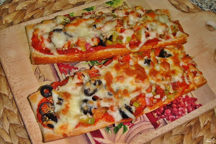 Как приготовить Ленивая пицца из батона, кетчупа, колбасы, помидоров и сыра просто рецепт пошаговый