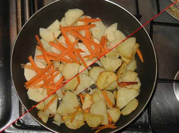 2. Теперь на том же масле, где было мясо, обжарим морковку и картофель. Картошку я обычно режу половину брусочками, а половину - кружочками.