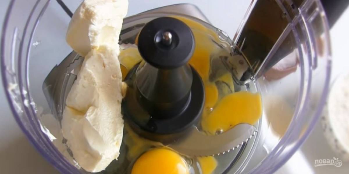 2. Хорошо взбейте венчиком ванильный сахар, яйца, сливочное масло комнатной температуры и соль. Добавьте муку, молоко с дрожжами и еще несколько минут хорошо перемешайте тесто, оно получится очень липким. 