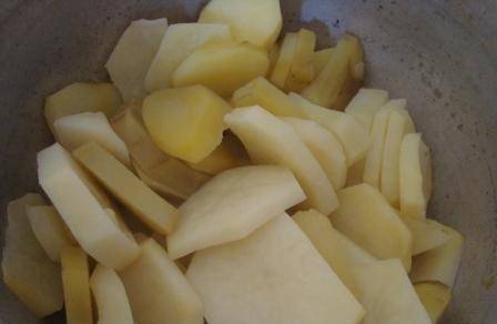 Картофельная запеканка с сосисками и сыром в духовке: рецепт - Лайфхакер