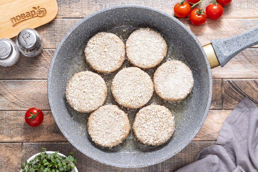 Хорошо разогрейте сковороду с растительным маслом на среднем огне. Выложите котлеты.