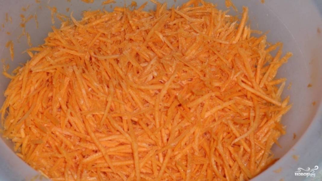 2. То же самое проделываем с морковью. Используем терку для корейской моркови.