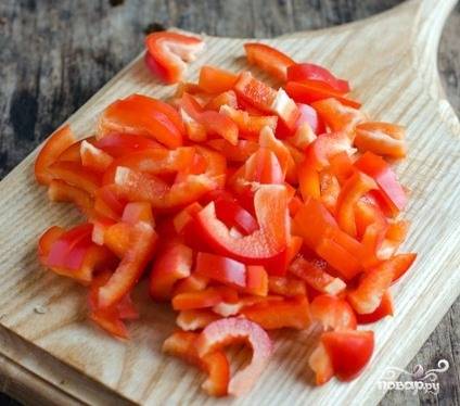 Болгарский перец промойте, очистите от срединки и семечек, нарежьте соломкой или небольшими квадратиками. Можно брать разноцветный болгарский перец, чтобы блюдо выглядело красивее. 