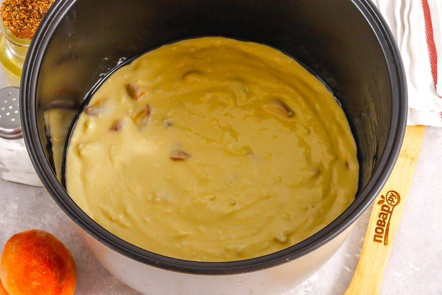 Смажьте форму растительным или сливочным маслом, перелейте в нее творожное тесто. Активируйте мультиварку на режим "Выпечка" на 50 минут.