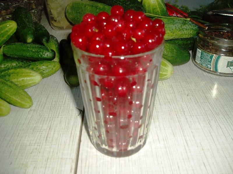 Смородину вымойте и подготовьте ягоды из расчета на литровую банку один стакан смородины.