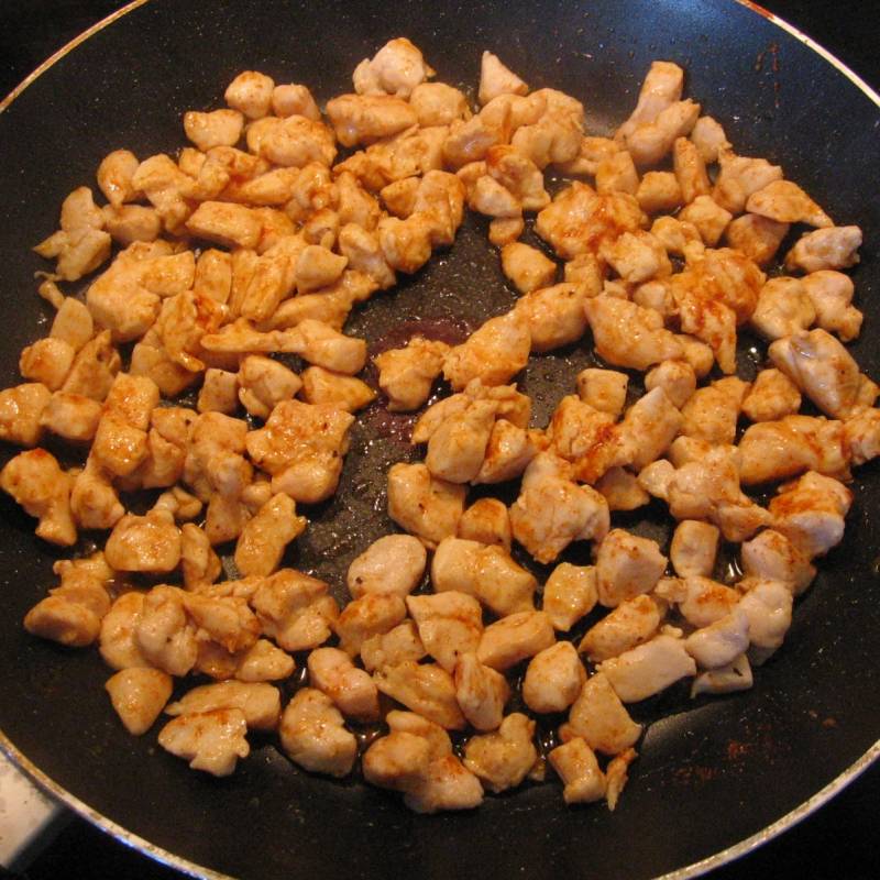К курице добавить соль и приправы по вкусу и жарить до золотистой корочки. 