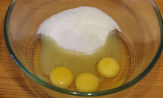 Яйца взбиваем с сахаром в пену.