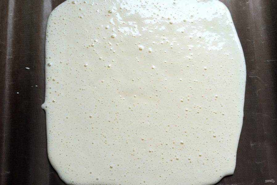 Вылейте тесто на противень, покрытый бумагой для выпечки. При необходимости чуть смажьте бумагу. Разровняйте тесто в прямоугольник. 


