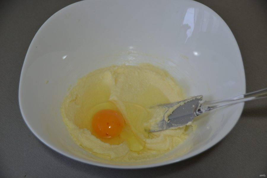 Добавьте к масляно-сахарной смеси яйцо.