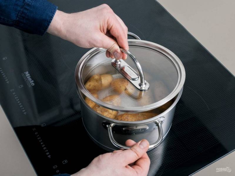 2. В это время займитесь гарниром. В кастрюлю выложите тщательно промытый картофель и соль. Залейте всё водой. Доведите до кипения, а потом варите 25 минут до готовности.