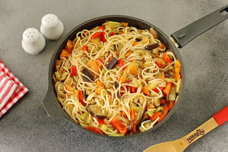 К этому времени у вас должны быть уже сварены макароны. Переложите их в сковороду к овощам, влейте 0,5 стакана отвара от пасты и все перемешайте. Отрегулируйте на соль и прогрейте пару минут. Паста "Сицилиана" готова.