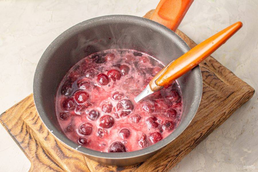 Вылейте крахмальную воду к вишне и готовьте до закипания. Масса начнет густеть, значит начинка готова. Накройте вишневую начинку пленкой и уберите в холодное место, чтобы она остыла.