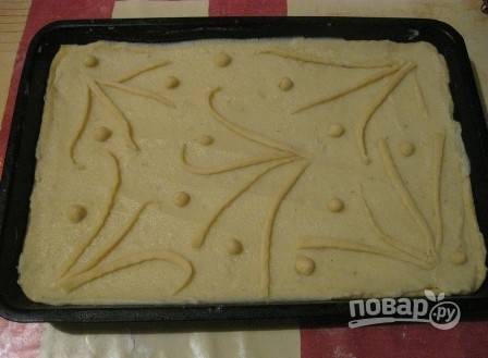 Выкладываем начинку из пюре на тесто ровным слоем. И обрезками теста можно украсить верх пирога.
