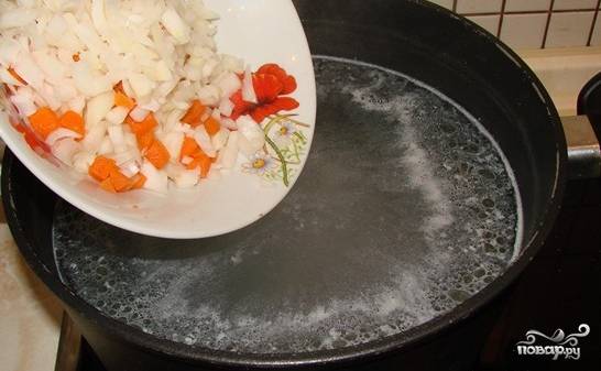 4. Бульон снова отправьте на огонь, выложите в него лук с морковью. Также можете добавить немного сладкого перца. Для цвета используйте пару ложек томатной пасты. 