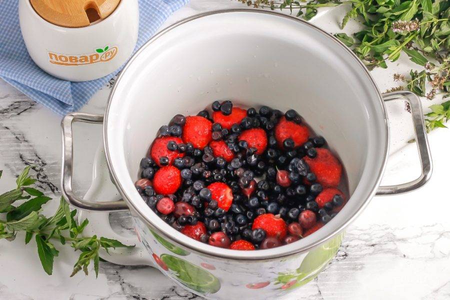 Промойте ягоды в воде и оборвите все хвостики с них. Выложите в кастрюлю или ковш.