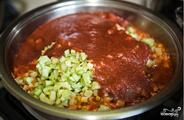 Переместите кабачки в большую глубокую сковороду с толстым дном. Залейте маслом, добавьте томатную пасту. Не забудьте посыпать солью.