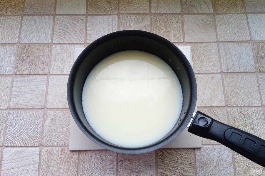 Замесите тесто для блинов. В миске взболтайте яйцо, налейте молоко, добавьте соль и сахар. 