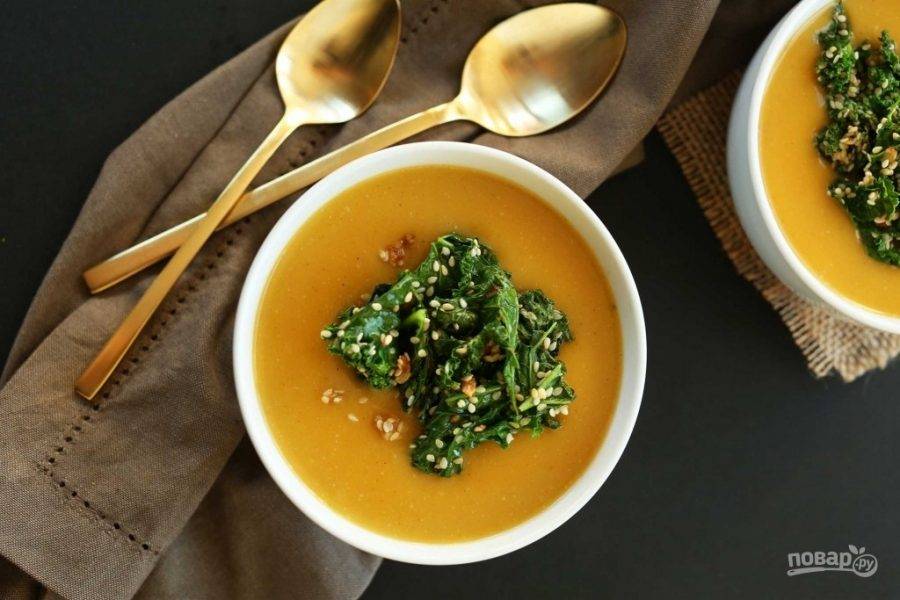 7.	Украсьте суп сверху капустой с кунжутом и сразу подавайте к столу.