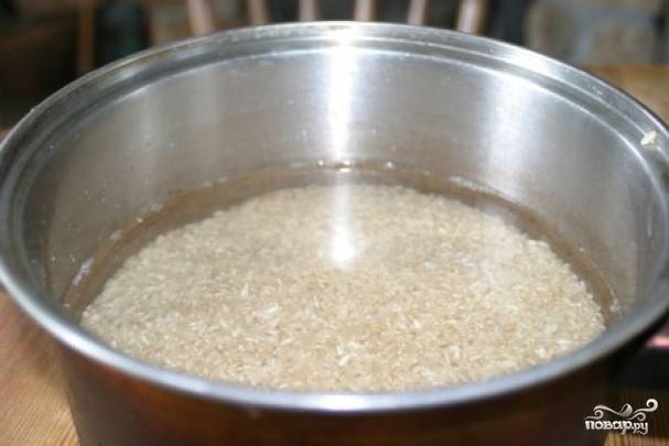 4. Рис нужно отварить до полуготовности, добавив соль. Слейте лишнюю жидкость, просушите немного крупу.