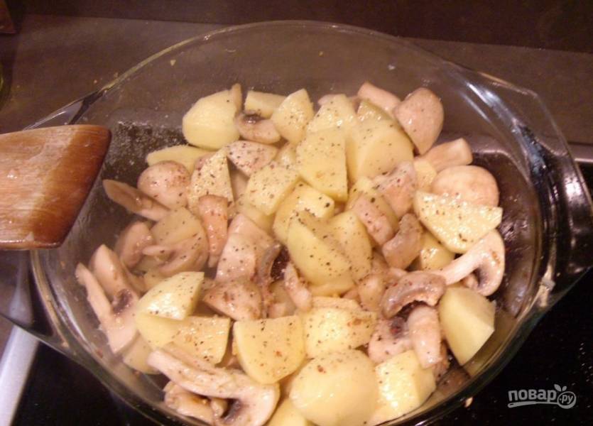 5. Смешиваем грибы с картофелем, добавляем немного растительного масла и специй.