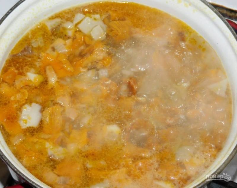 Затем выложите все в суп и проварите еще минут 5-10. По вкусу добавьте соль и специи.