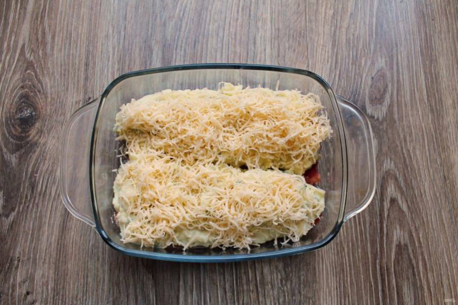 Сыр натрите на средней терке и посыпьте верх картофельной шубки.