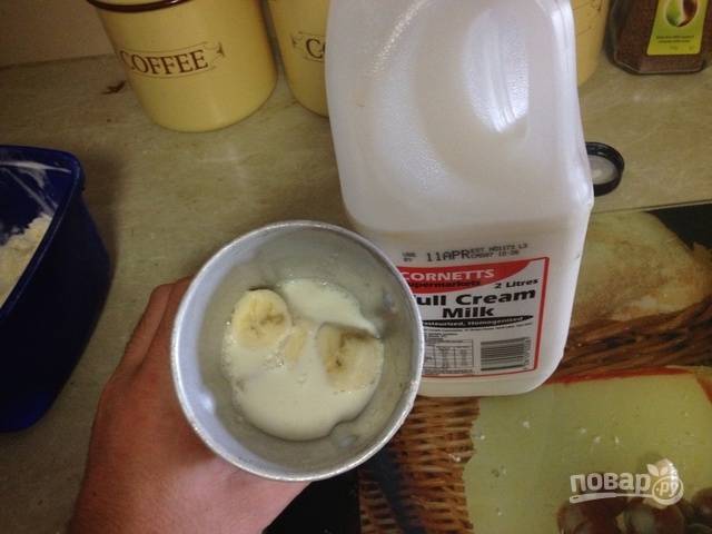 2.	Сложите бананы в чашу блендера, к ним влейте молоко.