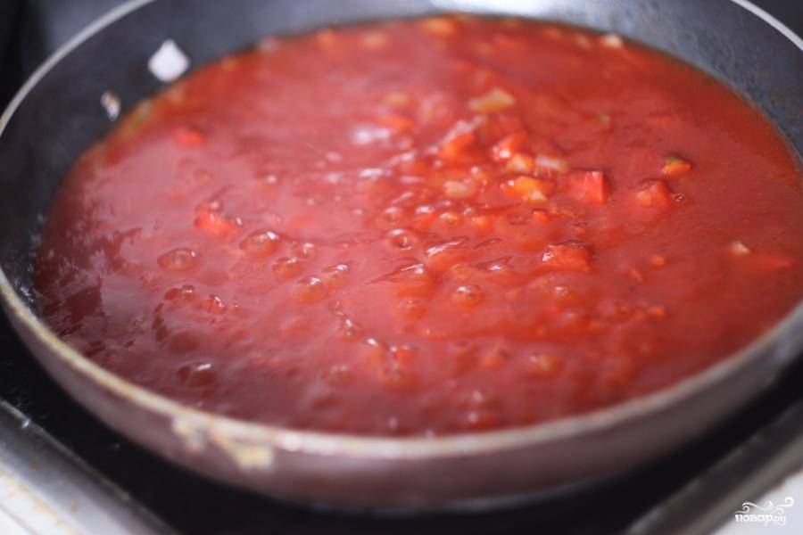 Затем в сковородку к перцу и луку добавить томатную пасту. Тушить на среднем огне, чтоб паста слегка закипала (около 5 минут).