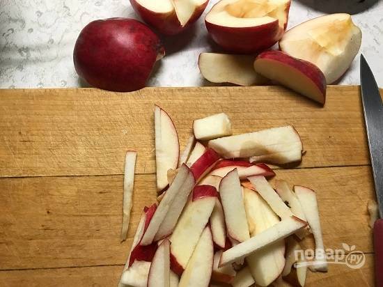 4. Яблоки — очистить от сердцевин и порезать соломкой. Лучше всего для салата брать ароматные и слегка кисловатые яблоки.