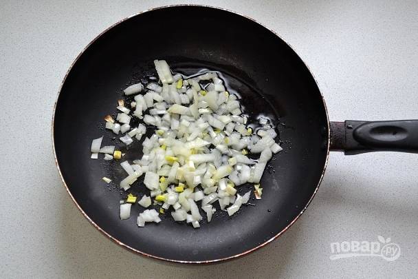 3. На сковороде разогрейте растительное масло и отправьте обжариваться до прозрачности лук.