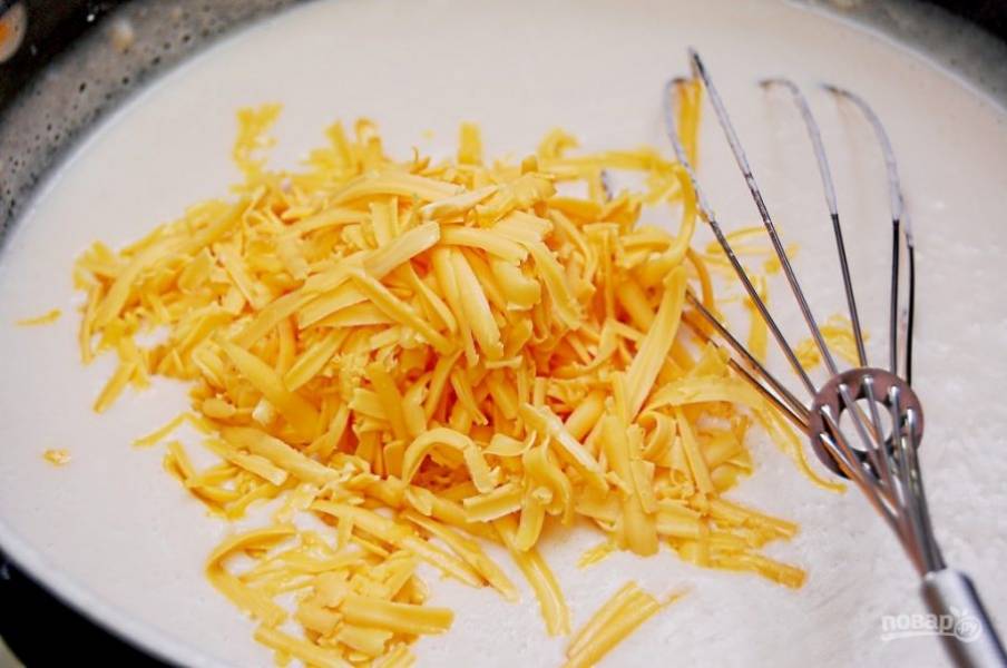 3. Потом в молоко натрите часть сыра. Помешивая, варите соус до единой консистенции. А готовые макароны перемешайте с луком и тыквенным пюре.