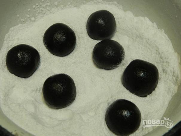 5. Из охлажденного теста формируем небольшие шарики и каждый шарик обваливаем в сахарной пудре.