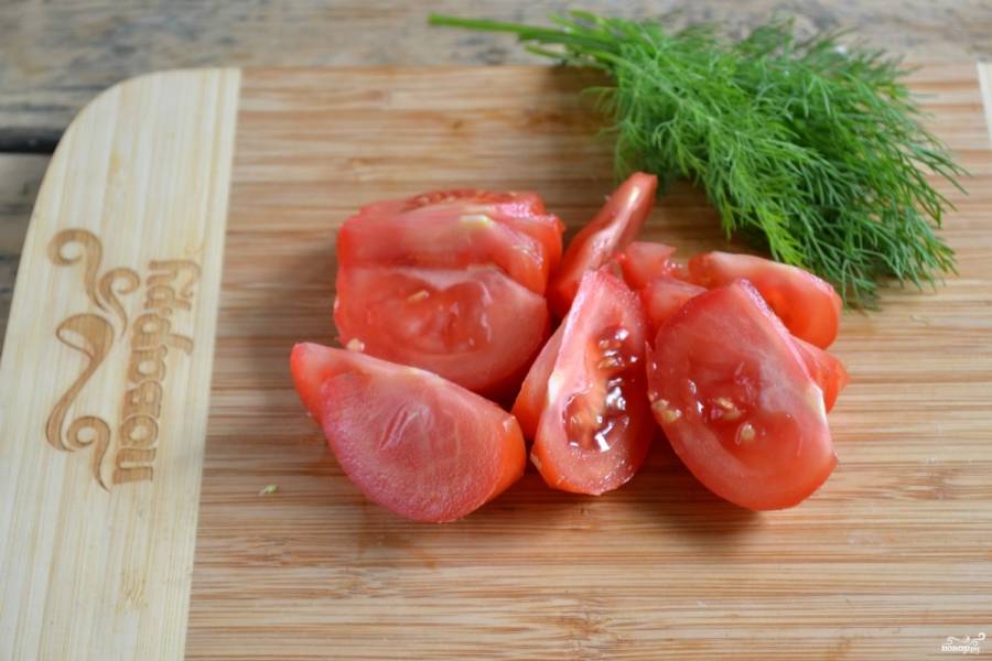 Каждый помидор разрежьте пополам, а затем половинки порежьте еще на 3-4 дольки. 