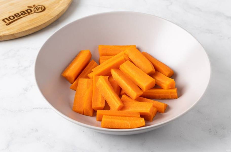 Морковь помойте, очистите от кожуры, нарежьте брусочками.