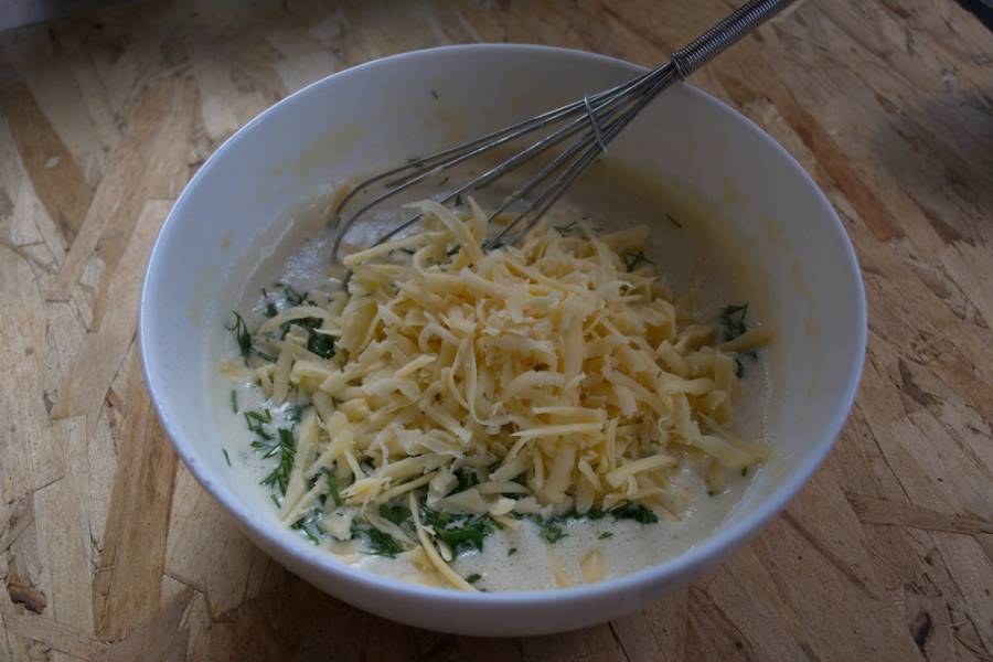 Натрите на терке твердый сыр. Добавьте его в тесто. Влейте в тесто 3 ст. ложки масла и все хорошо размешайте. Тесту дать отдохнуть 10 минут.