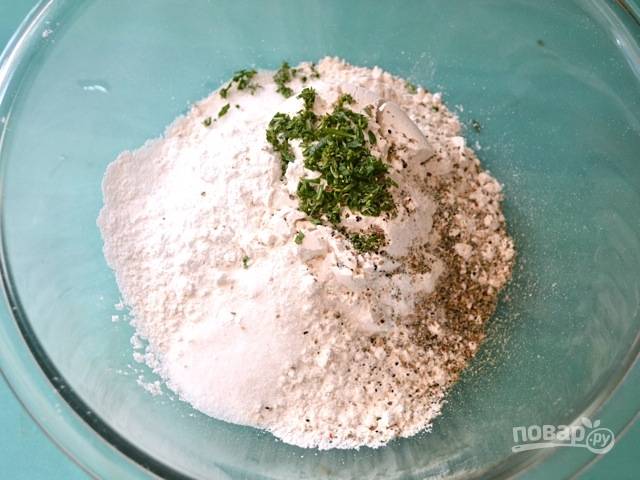 1.	В миску выложите муку, добавьте к ней разрыхлитель, соль, розмарин (измельченный), молотый перец, сахар.