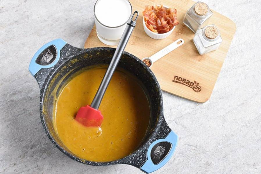 Пюрируйте суп блендером до однородности.