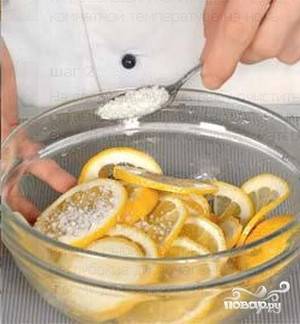 Если вы собрались готовить рыбу вечером, с утра приготовьте лимоны. Нарежьте их тонкими ломтиками и присыпьте солью.