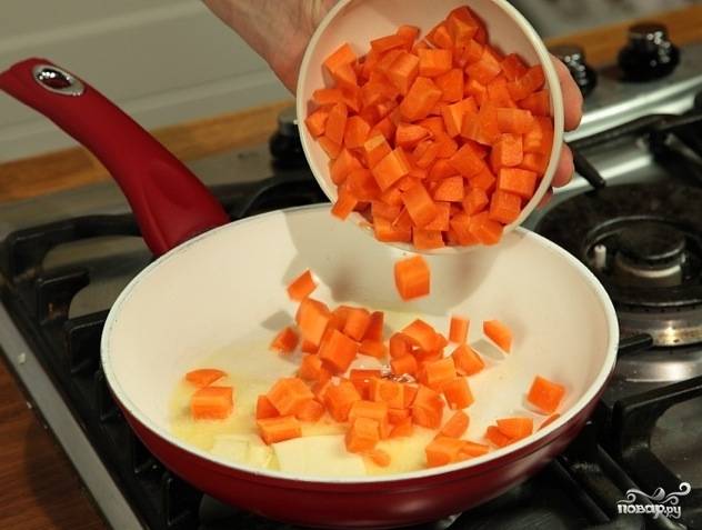 В сковороде растопить сливочное масло, добавить морковь. Обжарить в течение 1-2 минут на среднем огне.