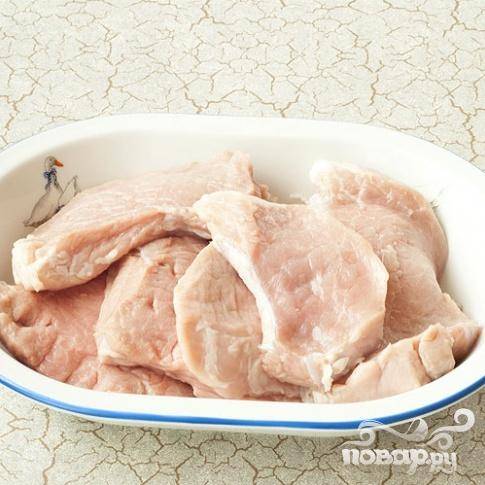 1.	Для приготовления блюда хорошо подойдет свиное мясо с задней ноги. Разбираем аккуратно свиную ногу, куски мяса нарезаем поперек. Обрезаем жир и пленки. В холодной проточной воде промываем. 